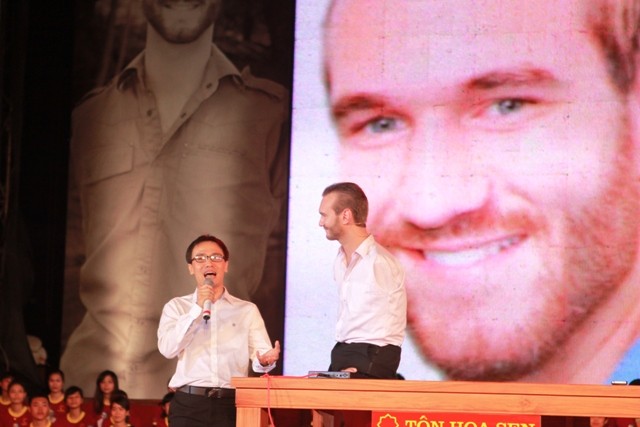 Nick Vujicic luôn tìm cách học tiếng Việt ngay trên sân khấu qua người bạn phiên dịch của mình. Điều đó khiến khán giả vô cùng hứng thú. Ảnh XT